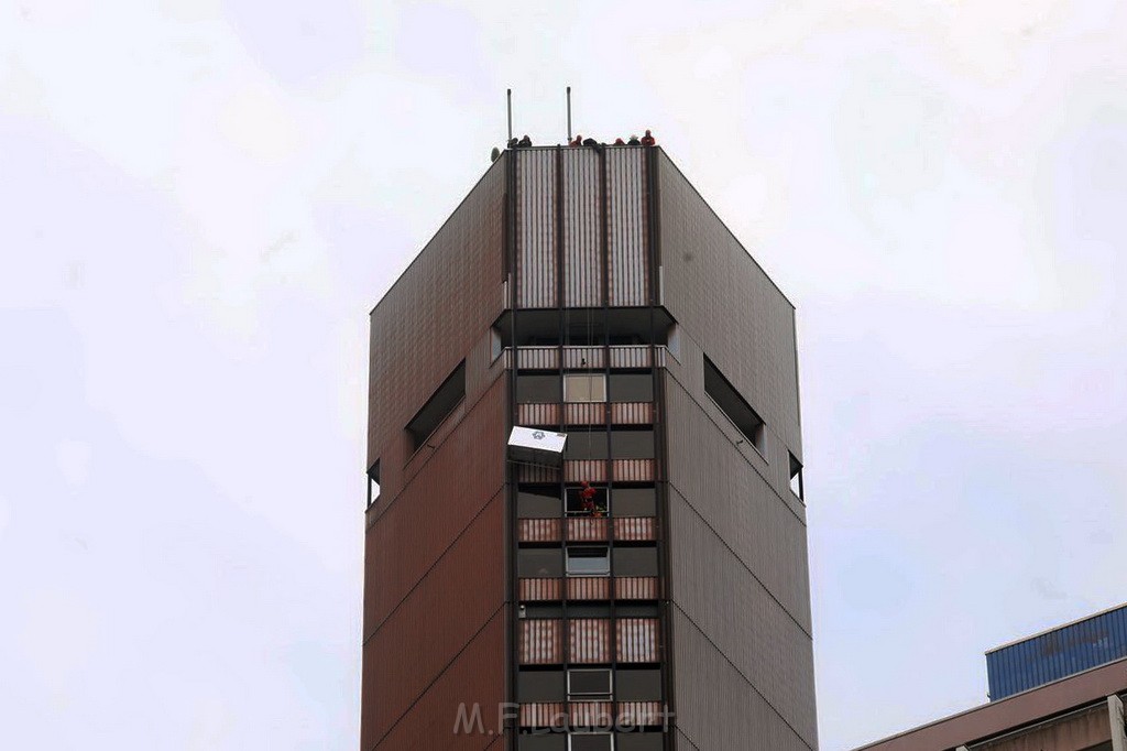 Gondel mit 2 Arbeiter blieb haengen Uni Center Koeln Luxemburgerstr P09.jpg